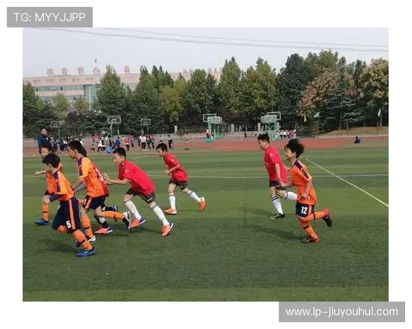 方块队在绿茵场上展开激烈角逐 力争足球世界冠军的梦想与挑战